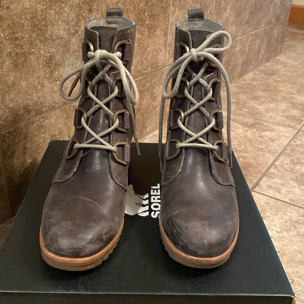 Sorel Cate Lace color is gray. Size 9.
